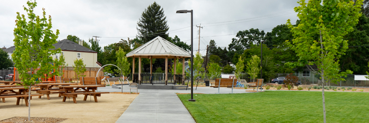 Andy&#39;s Unity Park kiosco picnic tables and grass area