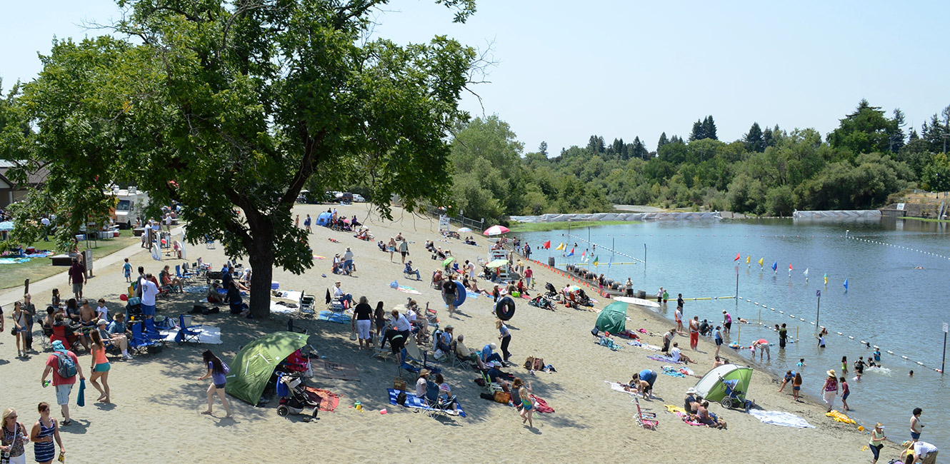 Healdsburg Veterans Memorial Beach - people enjoying the beach